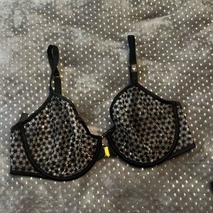 Sexy black Victory Secret bra size 38DD NEW WITHOUT tags.